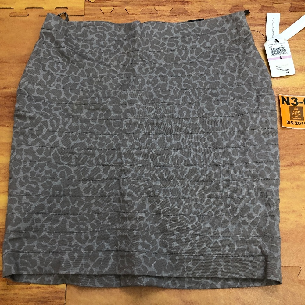 Amanda + Chelsea Skirt Size 6 Grey Animal Print